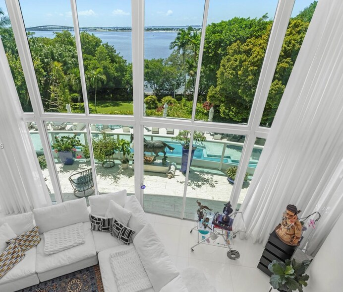 Building Photo - 2127 Brickell Ave