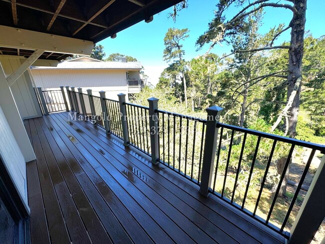 Building Photo - Tanglewood Condominium With Beautiful Bay Views, Fireplace, and Private Deck!!