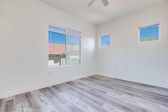 Building Photo - 2305 W Horizon Ridge Pkwy