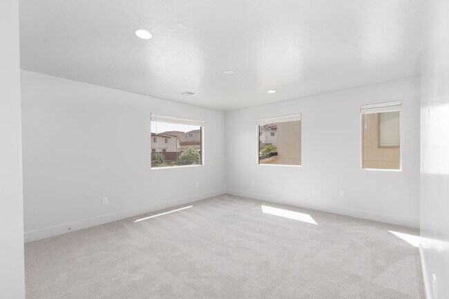 Building Photo - 4 bed | 2.5 bath | 2 car in Desert Canyons