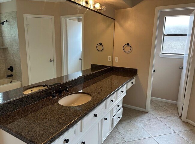 Building Photo - 17406 Spicewood Springs Ln