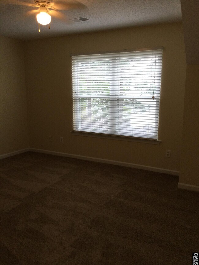 Building Photo - 15 Lamplighter Ct