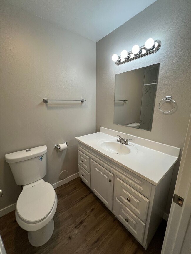 Building Photo - Single Story 3 Bedroom Ventura Condo *Totally updated* with GARAGE!