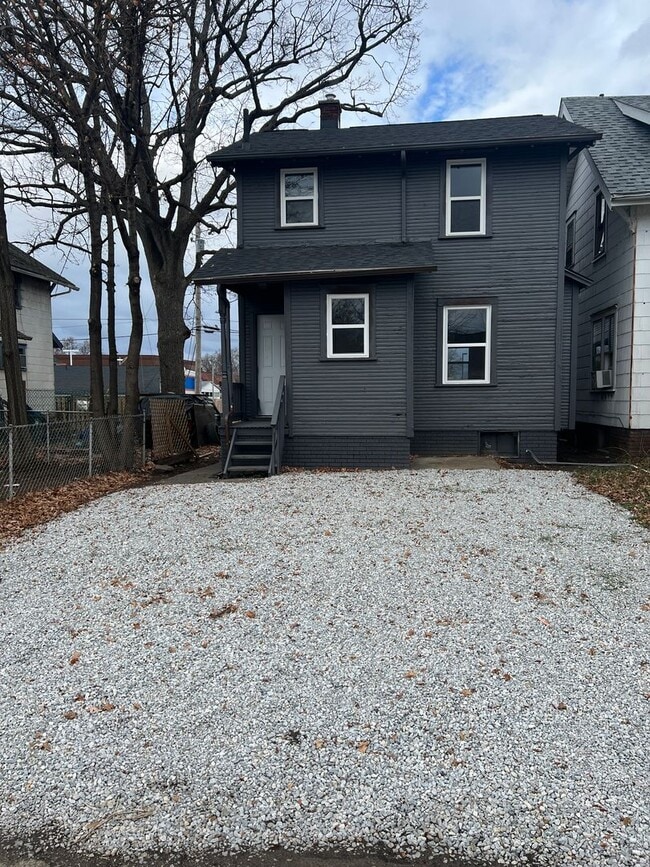 Building Photo - 3 Bed / 1.5 Bath Updated Home with Off-Street Parking!