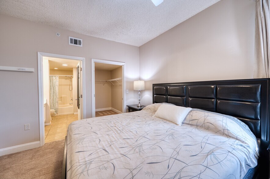 Primary bedroom suite with en-suite bathroom - 5551 Bentgrass Dr