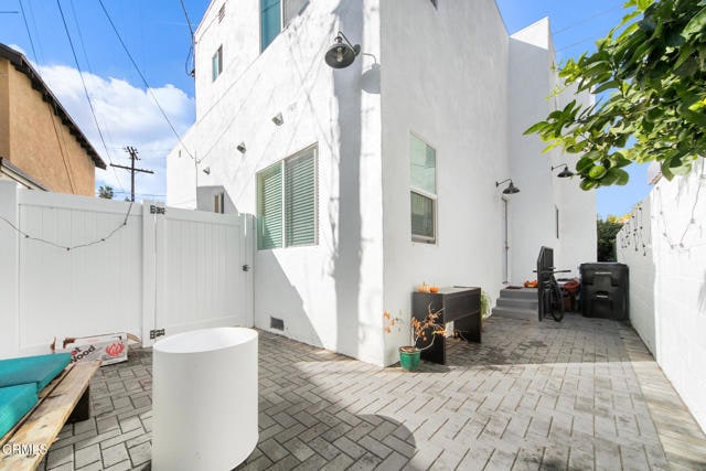 Building Photo - 2664 S La Brea Ave