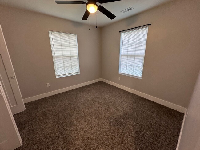 Building Photo - Gorgeous, 3-bedroom Upstairs apartment wit...