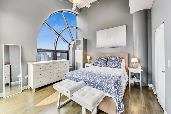 Building Photo - 2BD/2BTH PENTHOUSE  WITH PRIVATE TERRACE I...