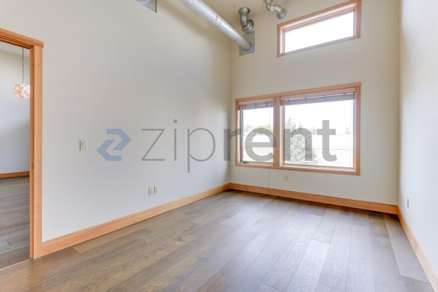 Building Photo - Unit 202