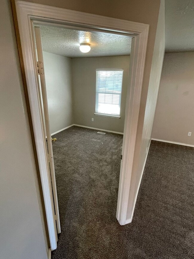 Building Photo - Ready Now / 4 Bed PLUS Large BONUS ROOM and 2.5 BA great spacious home!
