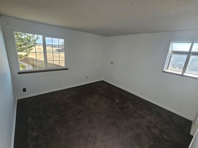 Building Photo - Bright Top-Floor Corner Condo on Powerline Trail – 1 Bed / 1 Bath