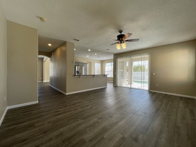 Building Photo - Amazing Large 4/2 Pool Home in Orlando