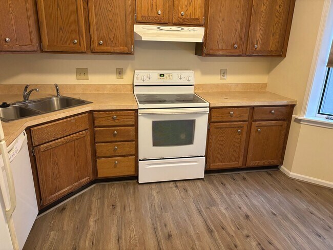 Building Photo - 1399 Suncrest Dr NE