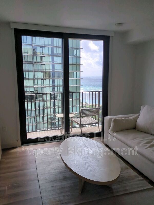 Building Photo - 987 Queen St