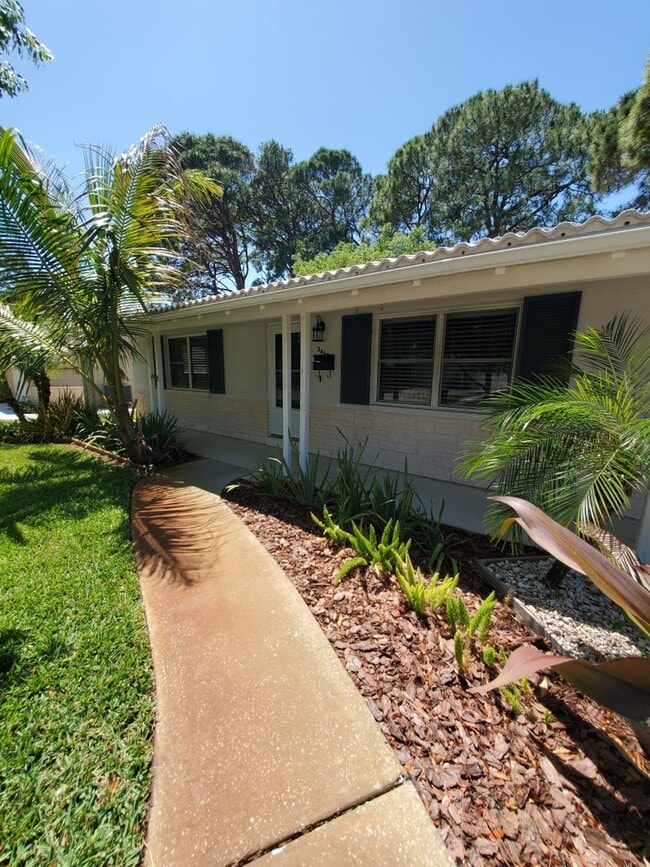 Building Photo - QUIET AND WELL MAINTAINED NEIGHBORHOOD
