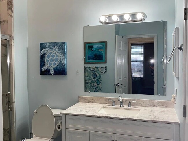 Building Photo - "Cozy Urban Retreat: Charming 1-Bedroom Oasis in Charlotte's Vibrant Arts District!"