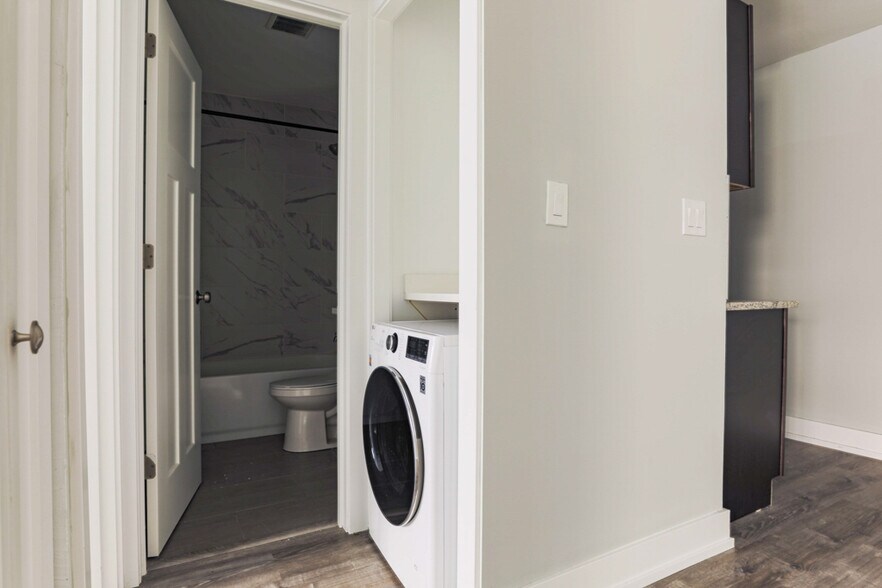 Building Photo - 448 W Barry Ave