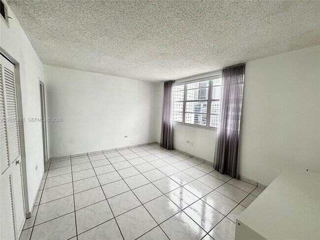 Building Photo - 999 Brickell Bay Dr
