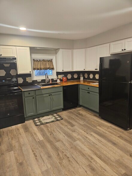 kitchen - 290 E 7th St