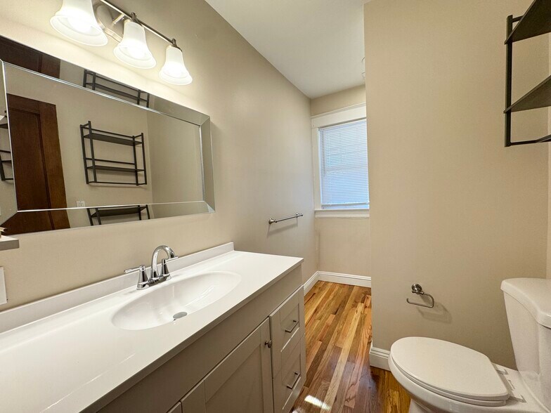 Building Photo - 811 E 39th St