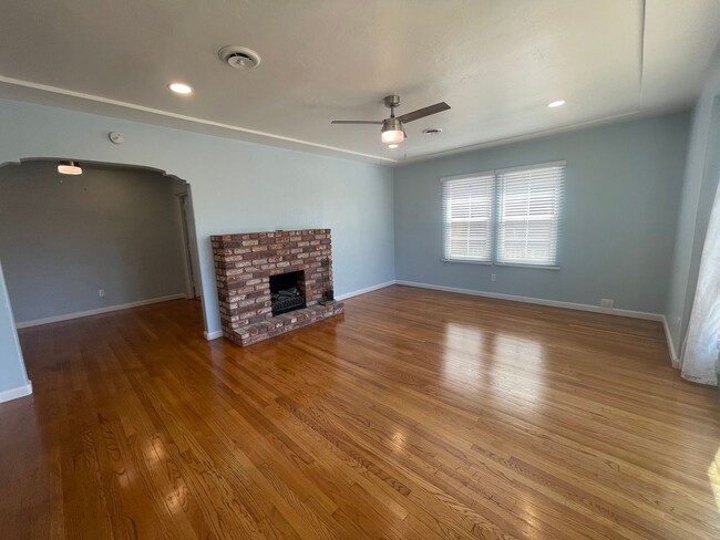 Building Photo - 3 Bedroom, 1 Bathroom Single Family Home in Desirable area of Talmadge