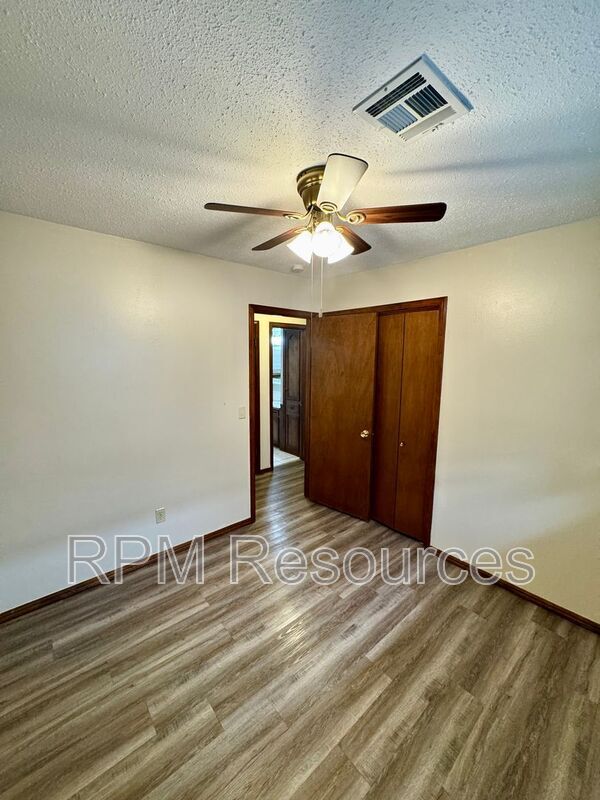 Building Photo - 7625 S Sherwood Ave