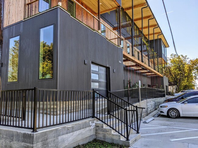 Building Photo - 305 N Parker Ave