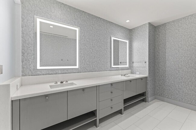 Building Photo - 6587 N Palmeraie Blvd