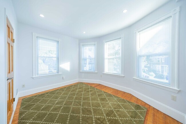 Building Photo - 7 Alcott St