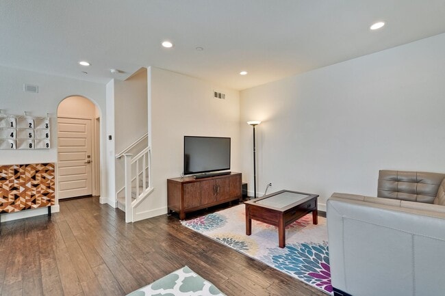 Building Photo - Modern Townhome in Prime Location — Walkab...