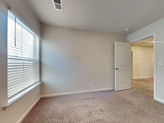 Building Photo - Burnside Farms! Fenced in Backyard! Near U...