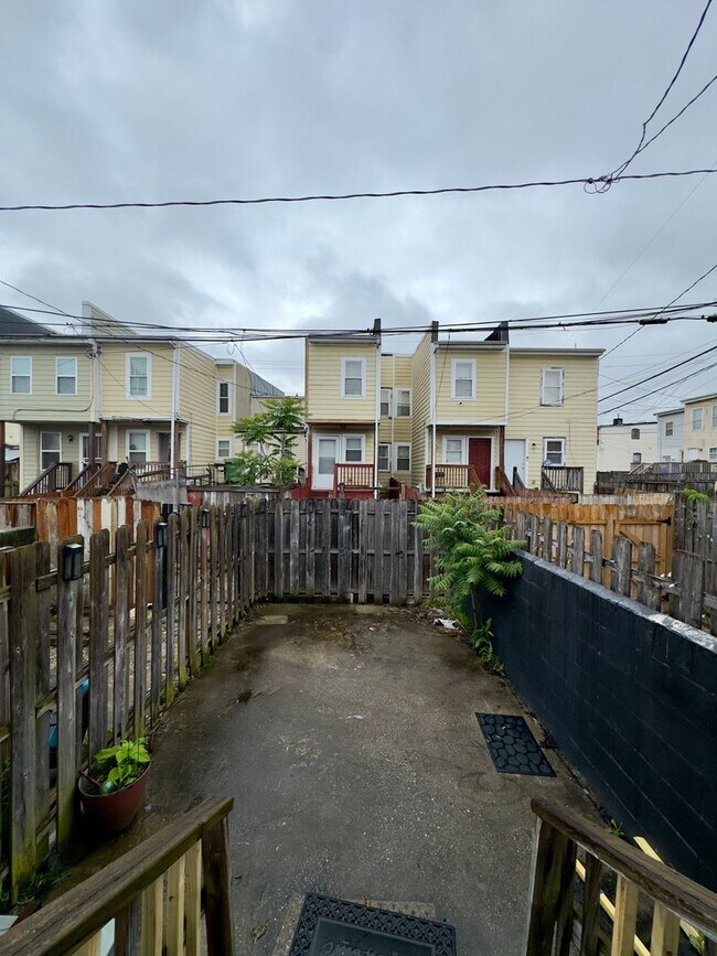 Building Photo - Charming 3-Bedroom Townhome with Modern Am...