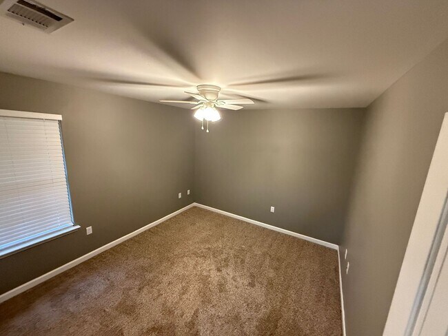 Building Photo - Charming home close to Turkey Creek, No HO...