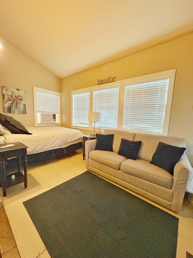 Building Photo - Fully Furnished 2/1