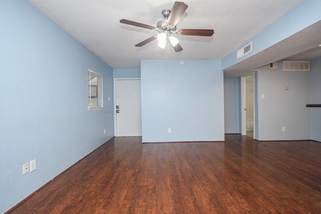 Building Photo - 10603 S Wilcrest Dr