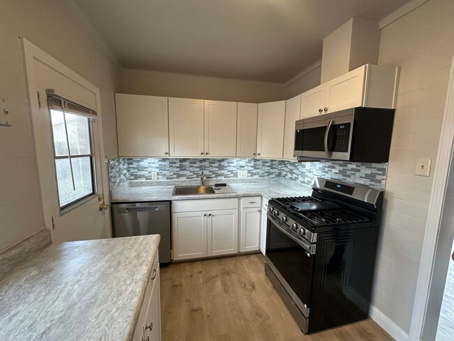 Building Photo - Charming 1-Bedroom Apartment in Short Acre...