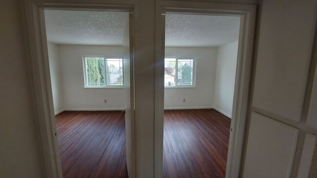 Building Photo - Spacious 4 bedroom, 3 bath home Tri-level in the Scottsdale East Area between Florin Rd and Gerbe...