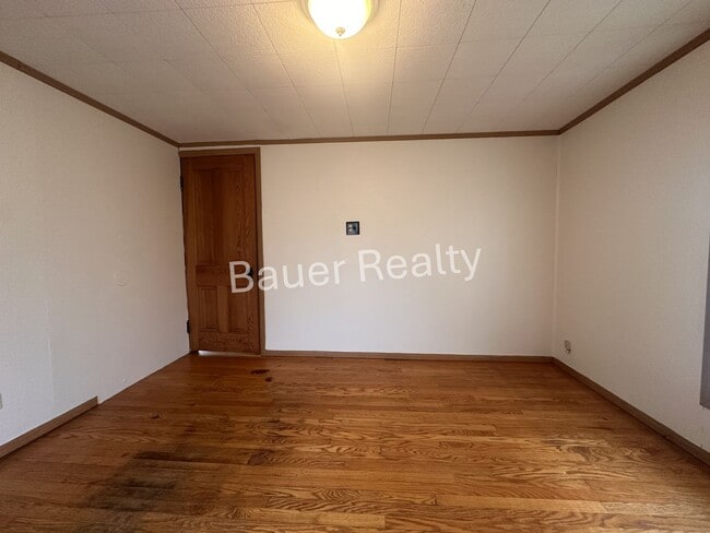 Building Photo - 3 -4 Bedroom Home Near Brookside Park