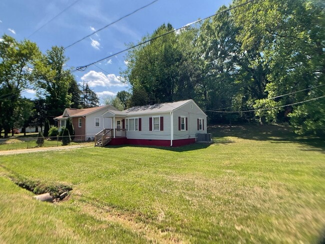 Building Photo - Adorable Bungalow Ready for New Residents!
