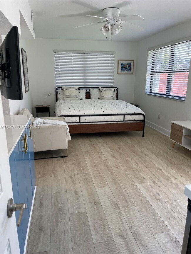 Building Photo - 1560 NE 145th St