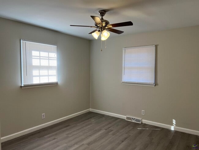 Building Photo - 4075 Meadowbrook Dr