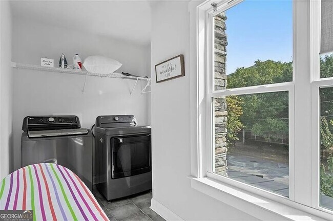 Building Photo - 813 Coleman St SW