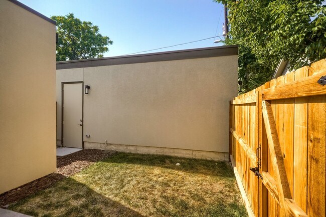 Building Photo - 3 bedroom / 3.5 bath Townhome + 2 Large Flex Spaces & Spacious Roof Top Deck!