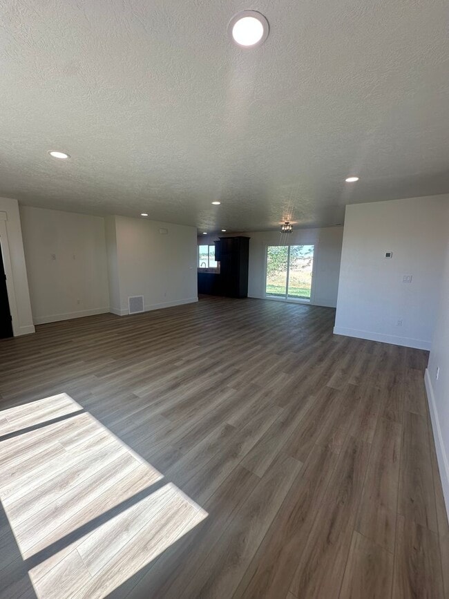Building Photo - Style and Class....2 Bedroom, 1 bath , 1 C...