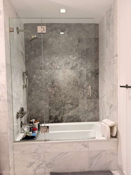 Building Photo - 75 Park Ln S