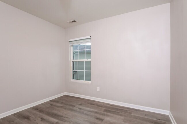Building Photo - 5200 Tant Cir