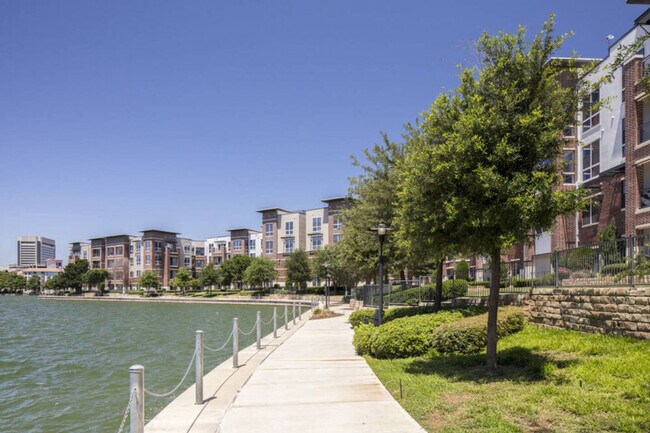 Building Photo - 800 Lake Carolyn Pkwy