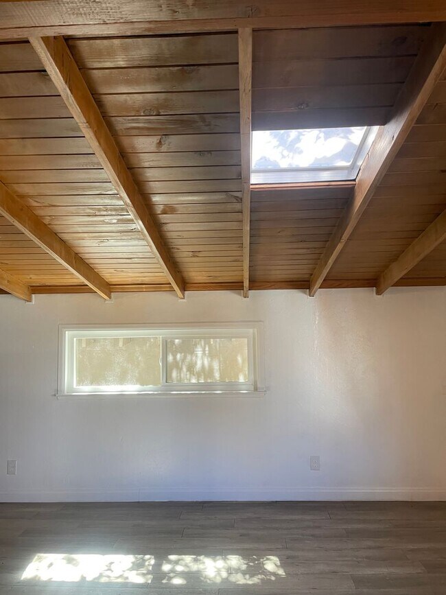 Building Photo - Minutes from Lake Arrowhead!