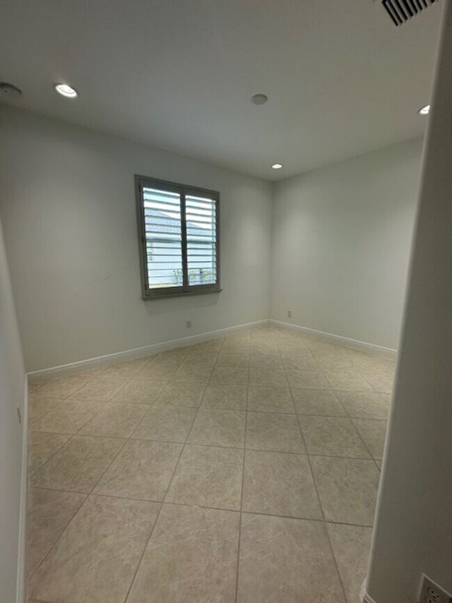 Building Photo - 8330 Summer Lake Dr SW