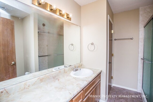 Building Photo - 4701 Country Club Dr